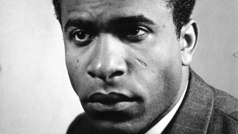 Frantz Fanon ; la plume, le feu et la révolution