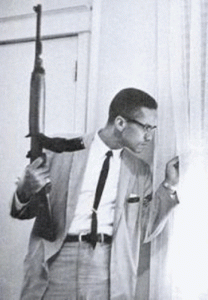 Photo de Malcolm X publiée en 1964 par le magazine Ebony illustrant la conscience de Malcolm des atteintes à savie et à celle de sa famille