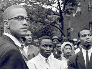 Louis Farrakhan à droite et Malcolm X à gauche