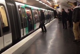 PSG – Chelsea : Racistes, les supporters anglais empêchent un Noir d’entrer dans le métro