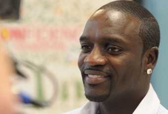 Sénégal : le chanteur Akon ramène de l’électricité dans un village
