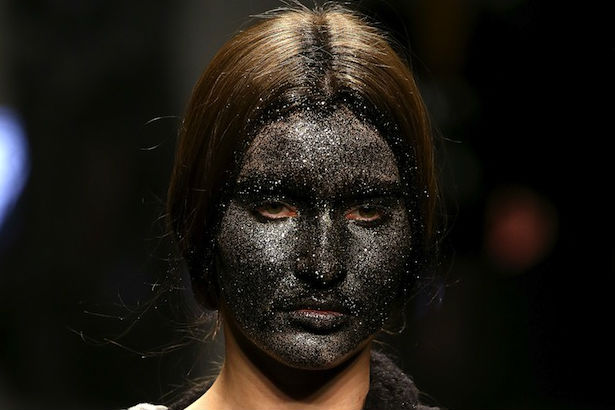 Mannequins au visage peint en noir : un couturier italien accusé de racisme