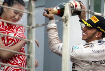 Formule 1 : Lewis Hamilton, ce pilote pris pour cible à cause d’un arrosage de champagne sur une hôtesse lors du Grand Prix de Chine