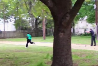 Vidéo – Bavure policière aux Etats-Unis : un policier (blanc) tire huit balles à bout portant dans le dos d’un homme (noir) non armé