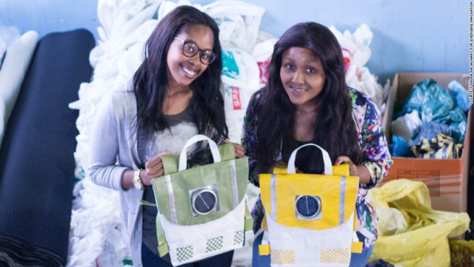 A 20 ans, elles créent des sacs d’école alimentés par de l’énergie solaire