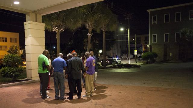 Etats-Unis : Un Blanc tue neuf Noirs dans une église à Charleston