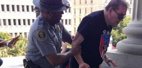 Etats-Unis : Un policier noir ‘sauve’ un militant du Ku Klux Klan