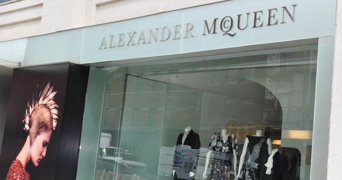 Racisme : Et de trois pour la marque Alexander McQueen !