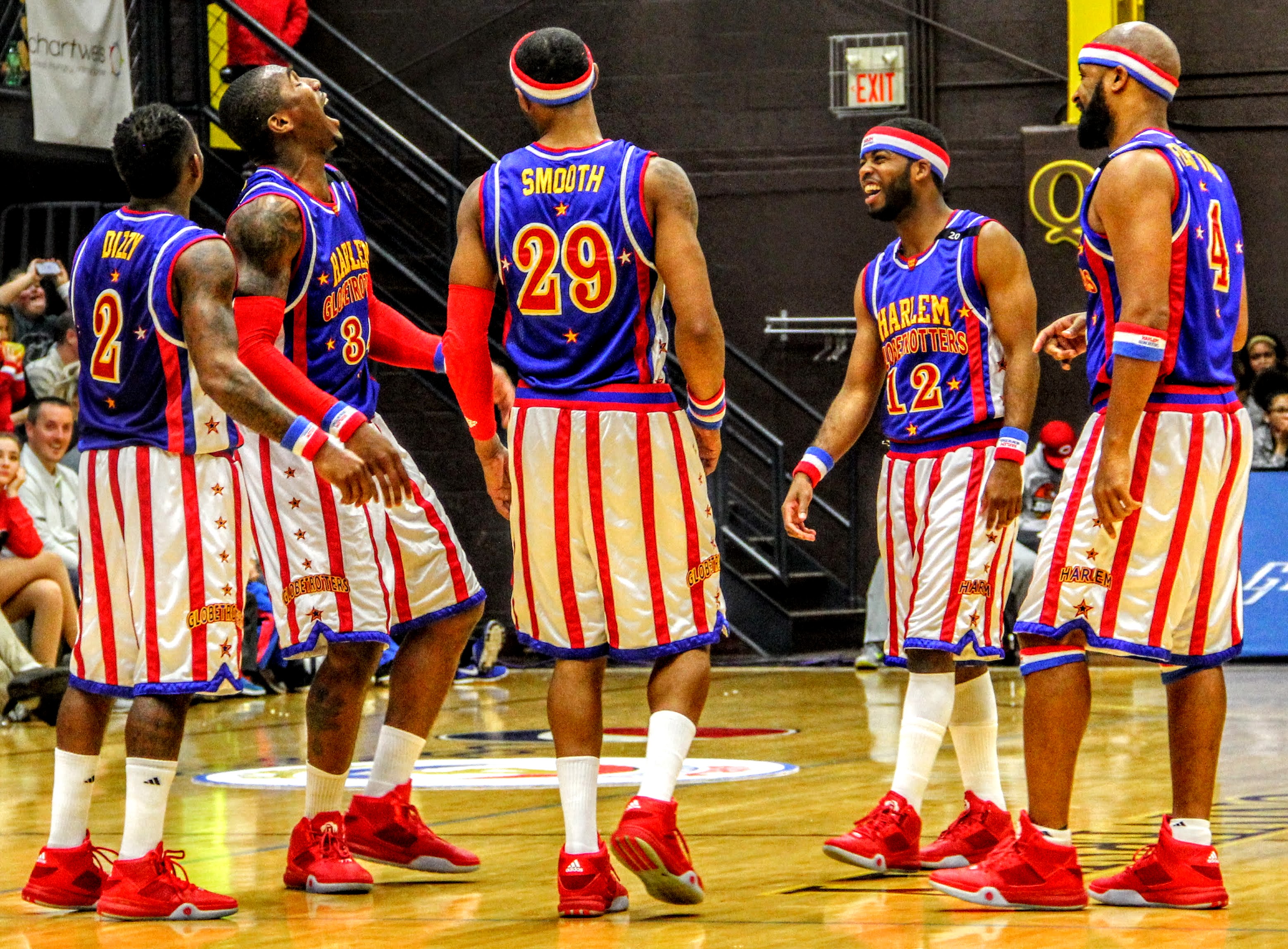 Гарлем глобтроттерс состав 2021. Гарлем глобтроттерс баскетбольная команда. Паукобот. Гарлем 2022. Гарлем глобтроттерс состав.
