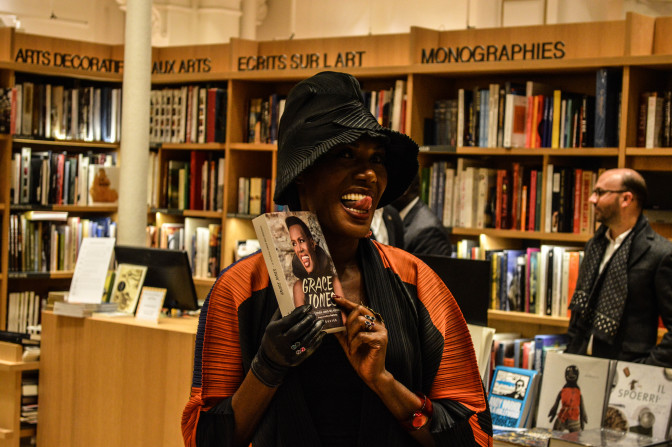 Grace Jones présente sa biographie à Paris