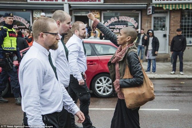 Quand une femme fait front à 300 nazis en Suède