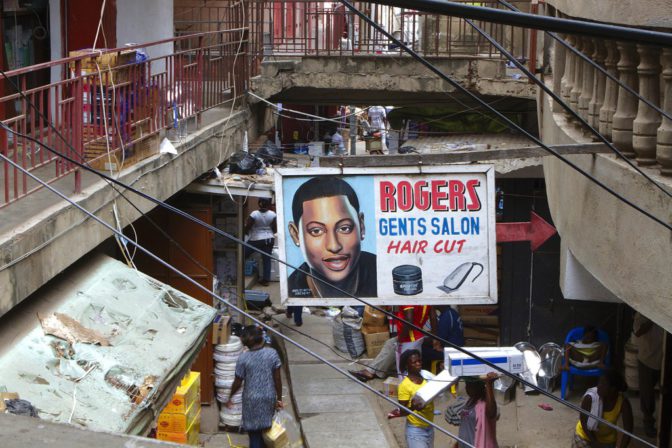 Le photographe nigérian Andrew Esiebo nous montre les barbershops africains