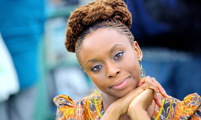 Chimamanda Adichie : « Un Blanc ne peut pas définir ce qui est raciste »