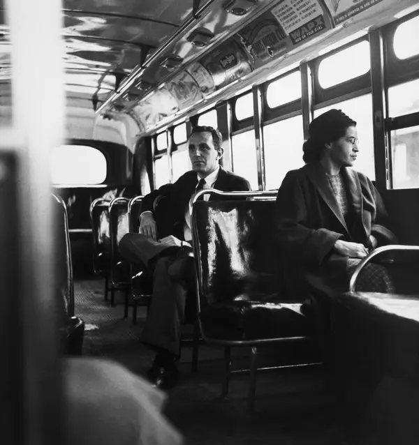 Rosa Parks : Celle qui resta assise pour que l’Histoire se lève