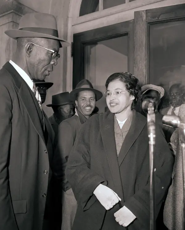 Rosa Parks : Celle qui resta assise pour que l’Histoire se lève