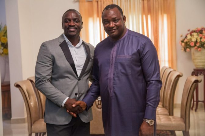 Akon apporte de l’électricité solaire en Gambie