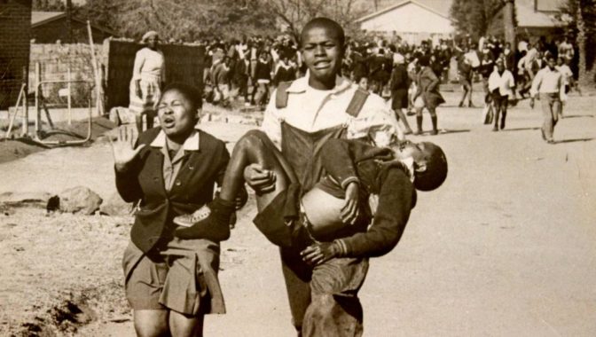 Le « Massacre de Soweto » ou la sanglante répression policière contre la jeunesse noire d’Afrique du Sud