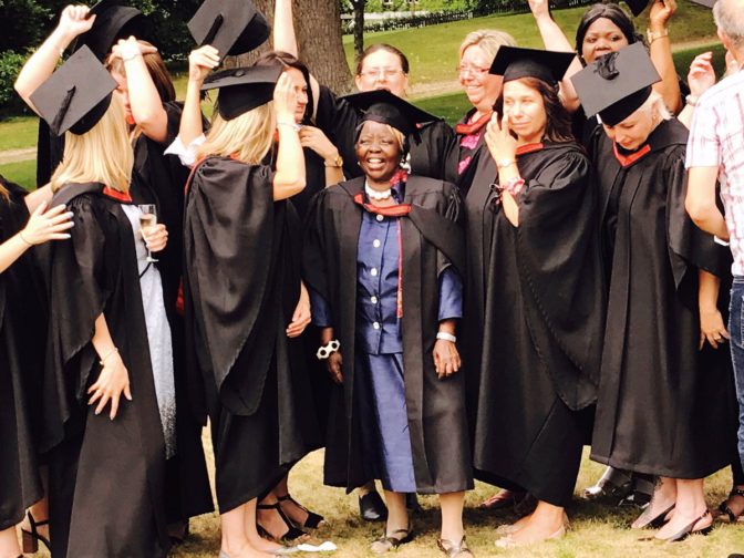 A 74 ans, cette grand-mère a été diplômée d’une université britannique