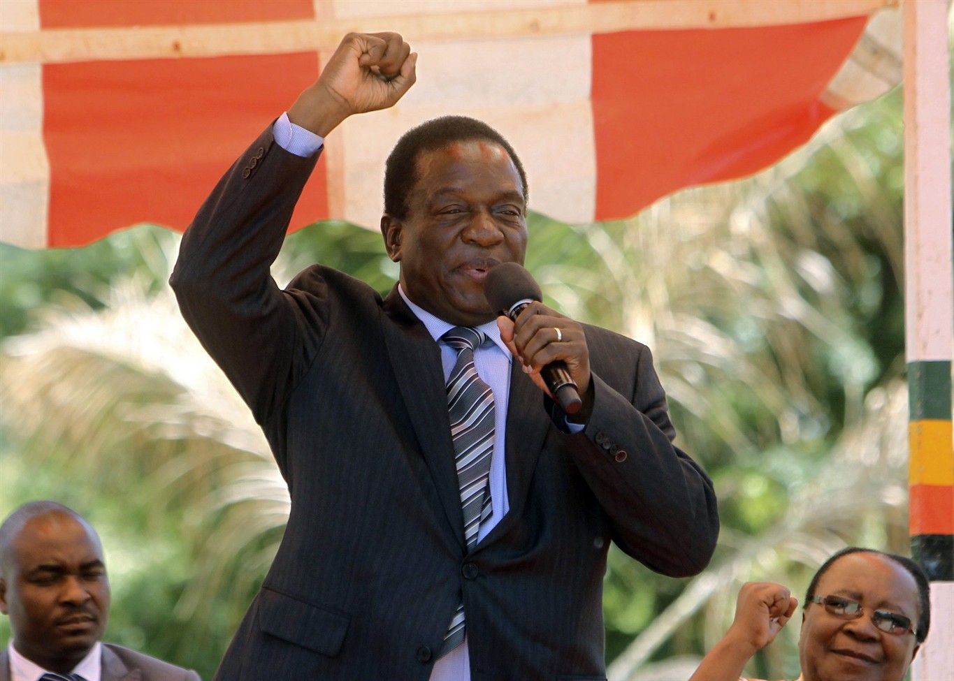 Après le retrait de Mugabe, quel défi pour le Zimbabwe?