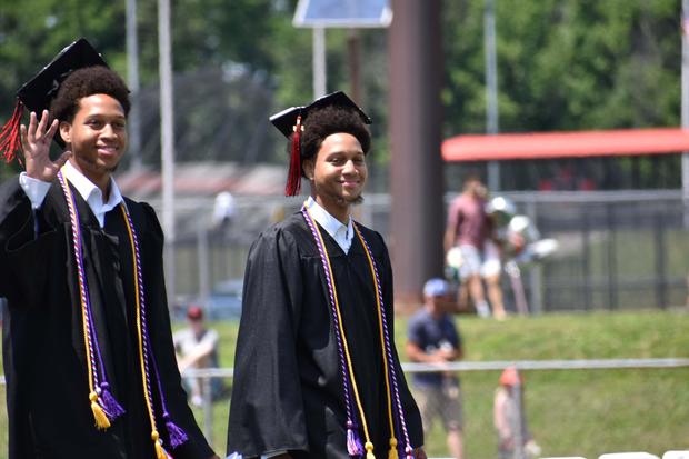 Jumeaux, co-meilleurs élèves de leur lycée, et acceptés au MIT