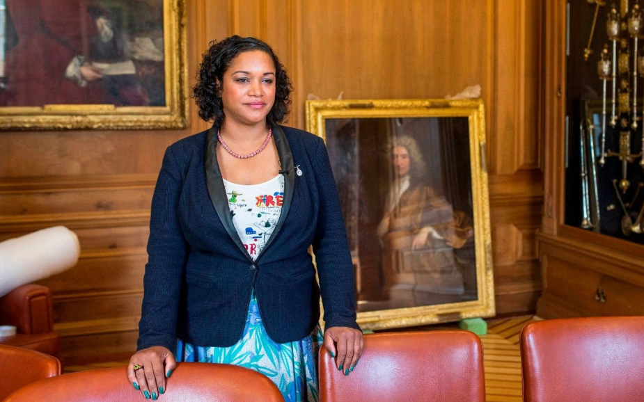 Une fois en poste, cette maire enlève le portrait d’un esclavagiste de son bureau