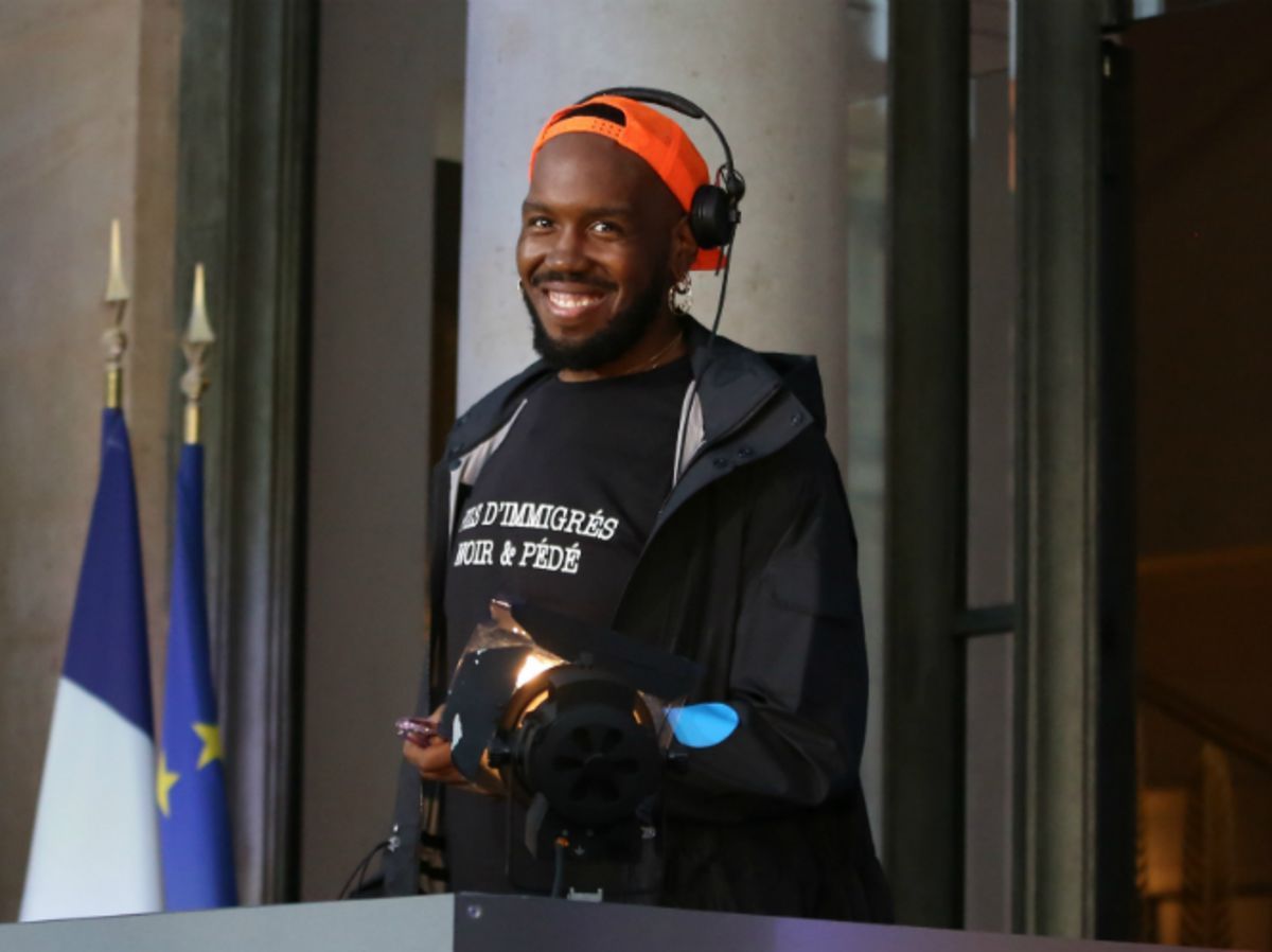 Fête de la Musique à l’Elysée : le DJ électro arbore un t-shirt « Fils d’immigrés, noir et pédé »
