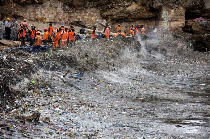 Les déchets plastiques submergent la plage de Saint-Domingue