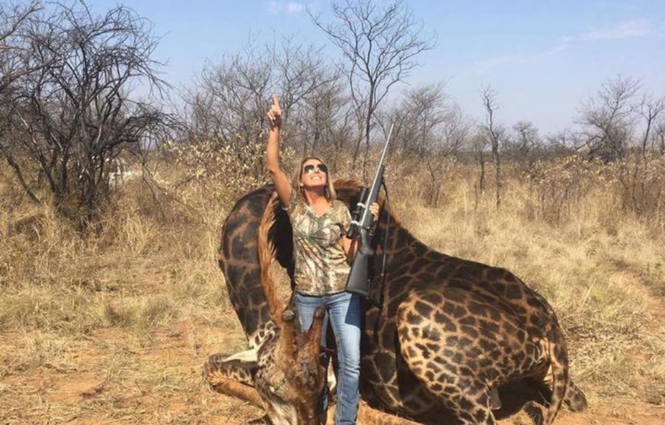 Tess Thompson tue une girafe noire en Afrique du Sud et exhibe son “trophée” sur les réseaux sociaux