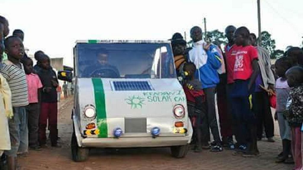 Un Kenyan a inventé une voiture solaire qui permet l’éclairage domestique