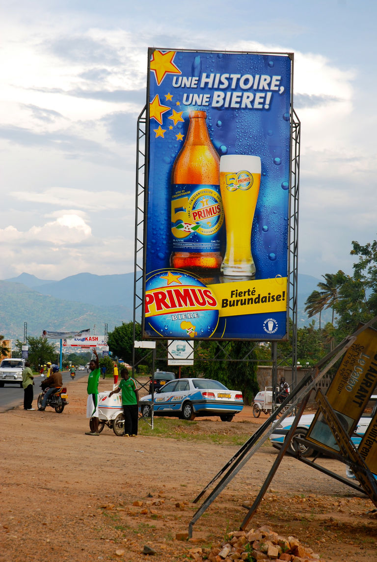 Panneau publicitaire pour la bière Primus, la marque populaire de Heineken au Burundi.