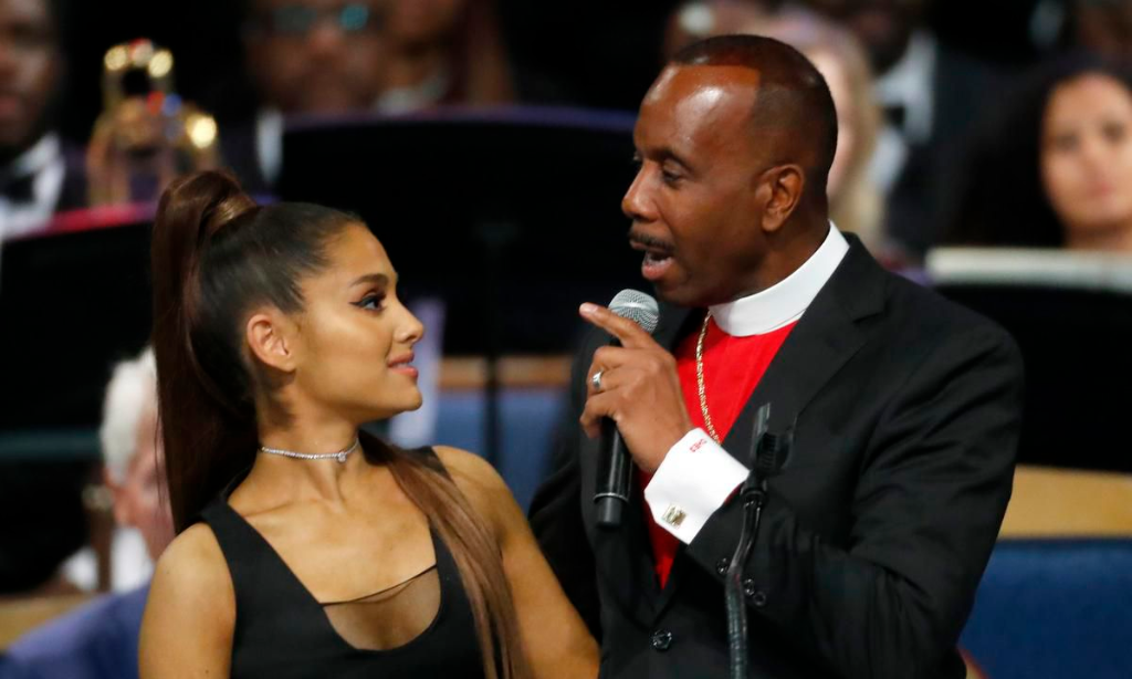 L’évêque qui présidait les funérailles d’Aretha Franklin présente ses excuses après avoir «peloté» Ariana Grande