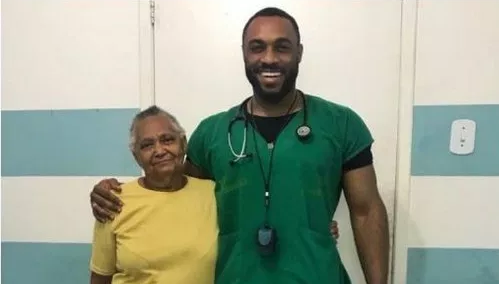 A 74 ans, une Afro-Brésilienne est émue d’être traitée par un médecin noir pour la première fois