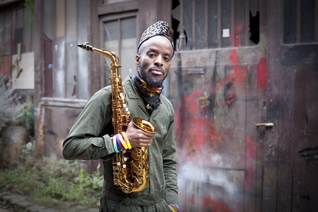 Jowee Omicil, le saxophoniste aux racines haïtiennes qui célèbre l’Afrique