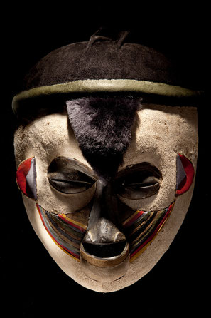 Les cent masques africains de l'artiste Alexandre Ganglo