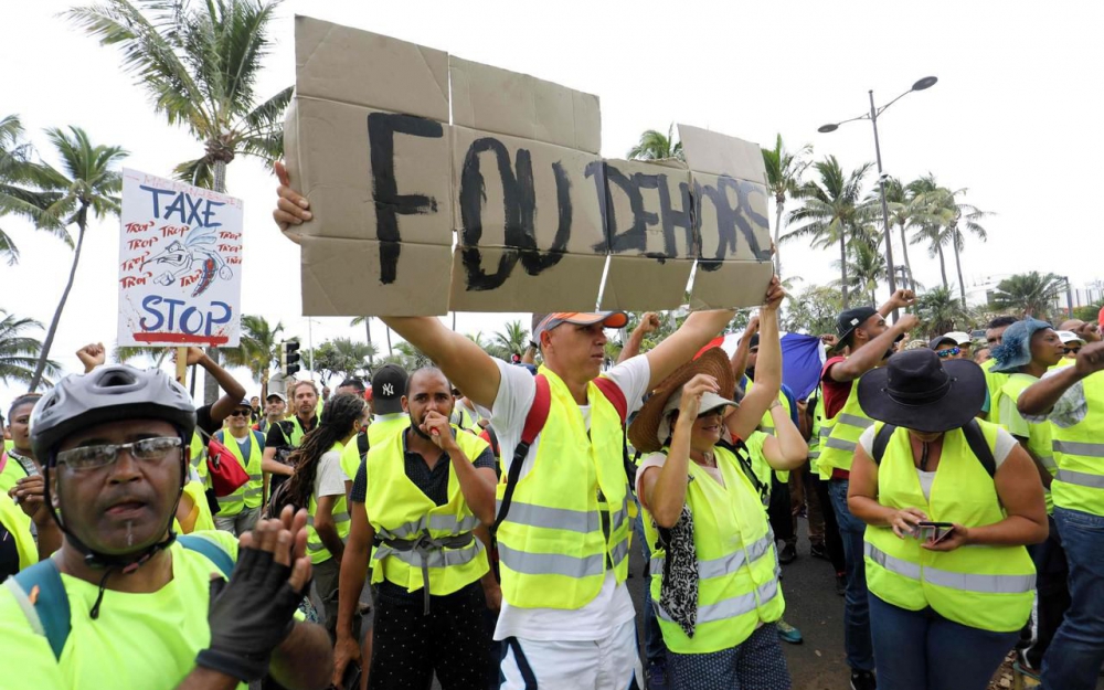 A La Réunion, les Gilets jaunes ne décolèrent pas depuis 10 jours