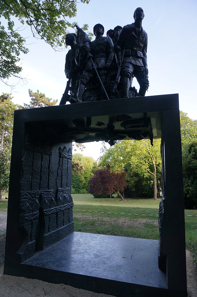 Macron et IBK inaugurent le "Monument aux Héros de l’Armée Noire"