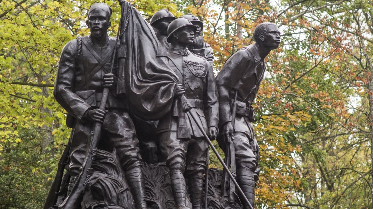 Macron et IBK inaugurent le "Monument aux Héros de l’Armée Noire"