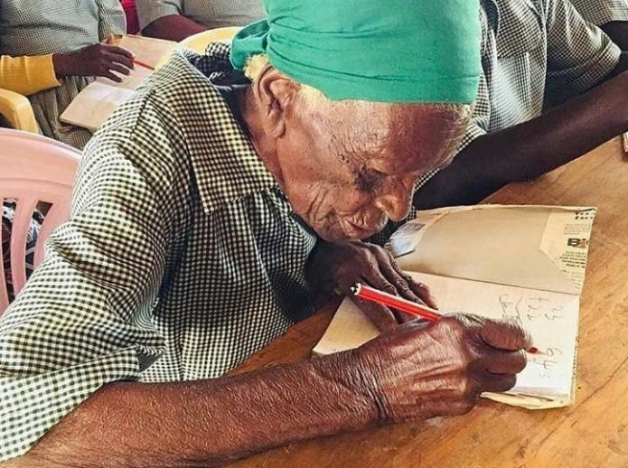 A 95 ans, elle s’inscrit à l’école pour apprendre à lire et à écrire