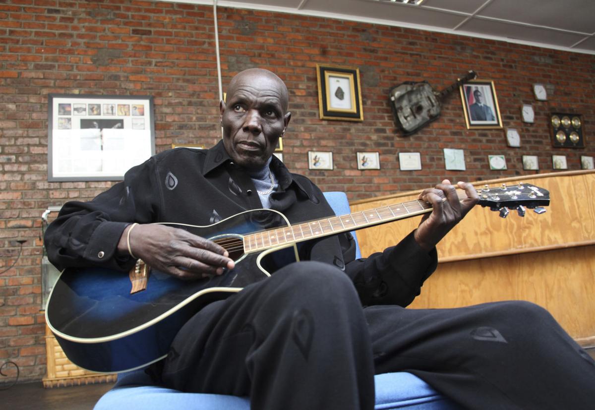 Hommage à Oliver « Tuku » Mtukudzi, la légende de l’afro-jazz