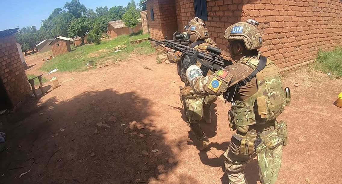 Des casques bleus portugais se vantaient dans la ville vide