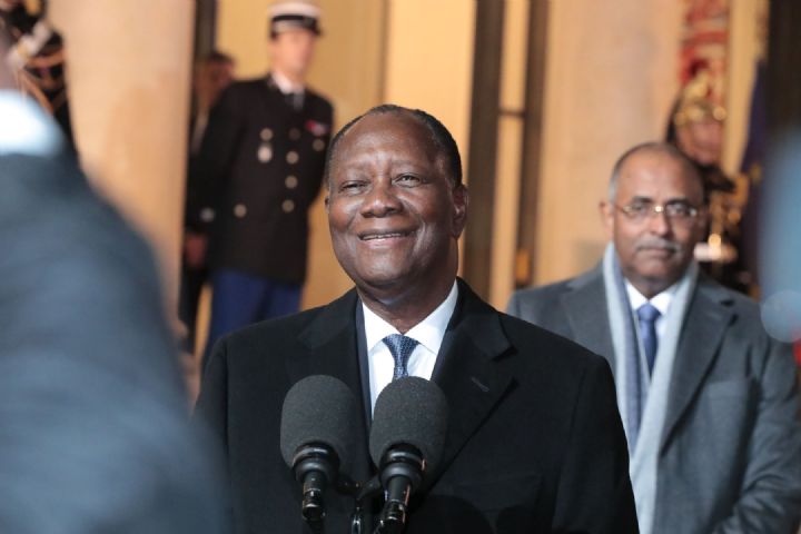 Alassane Ouattara persiste et signe en faveur du franc CFA