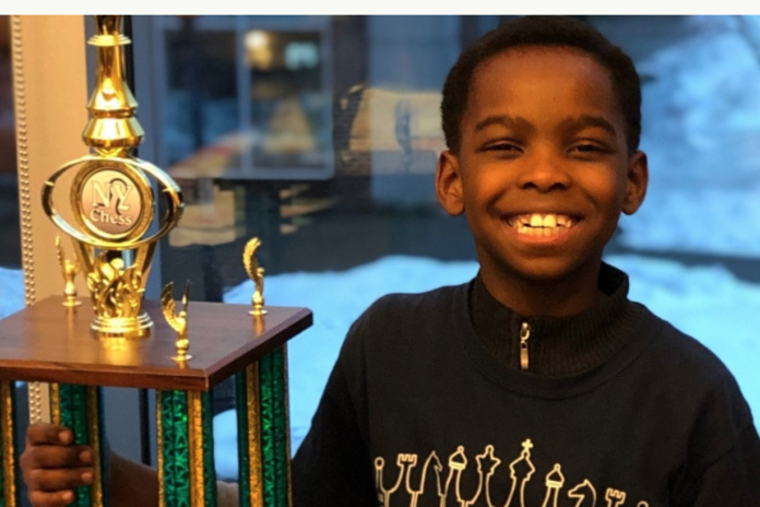 A 8 ans, ce réfugié et SDF a remporté un grand tournoi d’échecs
