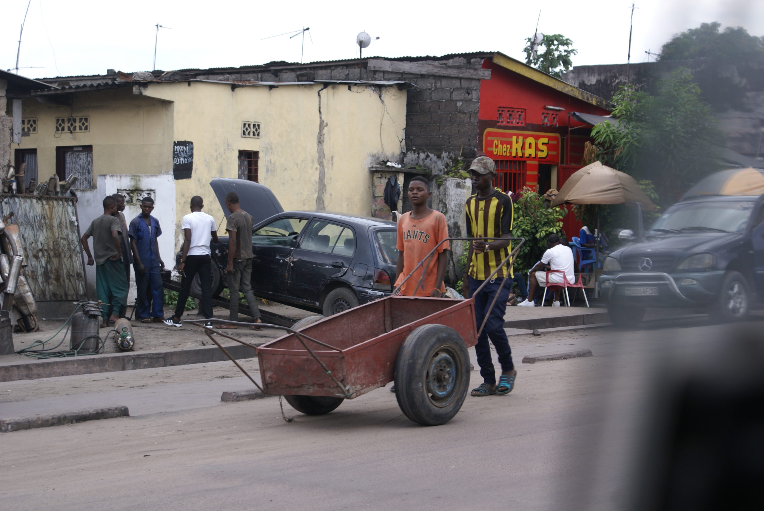 ABIDJAN, CAPITALE DE LA DÉBROUILLE : 5 MÉTIERS À (RE)DÉCOUVRIR