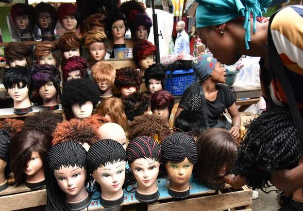 La Tanzanie impose une taxe sur les perruques et extensions de cheveux