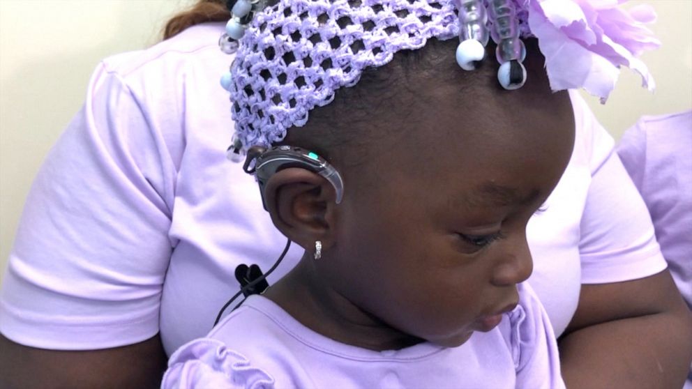 Une enfant sourde entend pour la première fois sa mère lui dire « Je t’aime »
