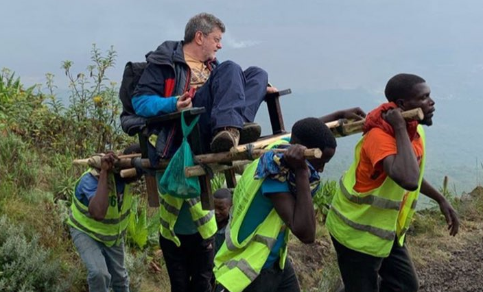 RDC : La photo d’un touriste européen sur une chaise à porteurs fait polémique