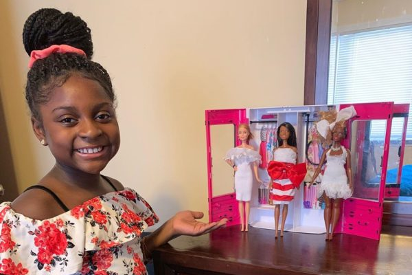 A 9 ans, elle est designer de vêtements de poupées Barbie