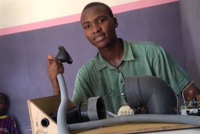 A 20 ans, il crée un respirateur portable contre le Covid-19