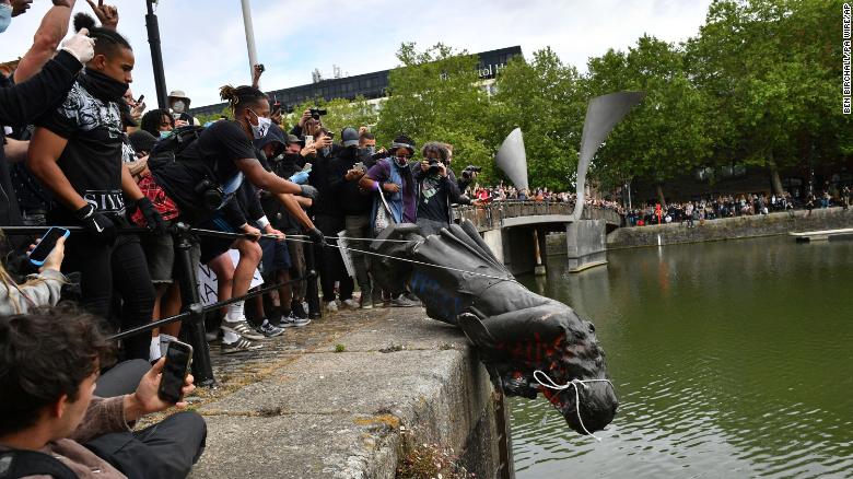 Angleterre: Des manifestants déboulonnent la statue d’un esclavagiste