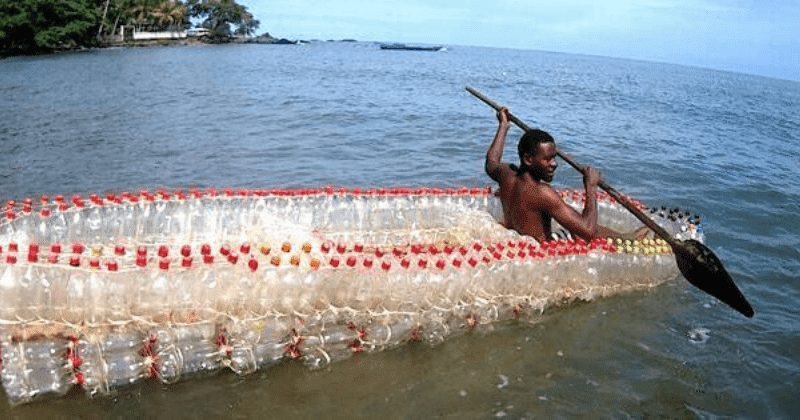 Cet homme crée des barques faites de bouteilles en plastique